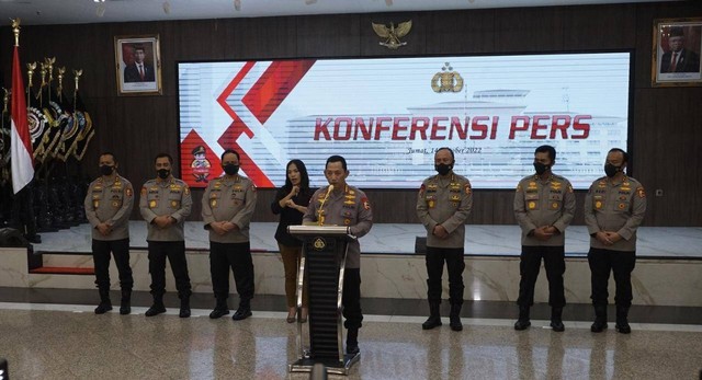 Kapolri Jenderal Listyo Sigit Prabowo memberikan keterangan saat konferensi pers mengenai dugaan kasus penyalahgunaan narkoba terduga TM di Rupatama Mabes Polri, Jakarta, Jumat (14/10/2022). Foto: Jamal Ramadhan/kumparan