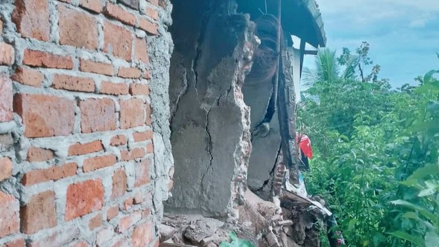 Sedikitnya 40 rumah di Dukuh Nyakokot, Desa Cinanas, Kecamatan Bantarkawung, Kabupaten Brebes rusak akibat bencana tanah bergerak.