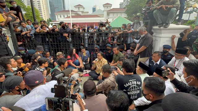 Gubernur DKI Jakarta Anies Baswedan dan wakilnya, Riza Patria menemui massa aksi di depan Balai Kota DKI Jakarta, Jumat (15/10). Foto: Haya Syahira/kumparan