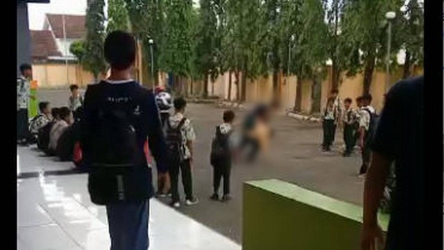 Tangkapan layar video perkelahian antar pelajar yang terjadi di kawasan Gor Mustika, Kecamatan Blora, Kabupaten Blora, Jawa Tengah. Rabu (12/10/2022) lalu. (sumber: istimewa)