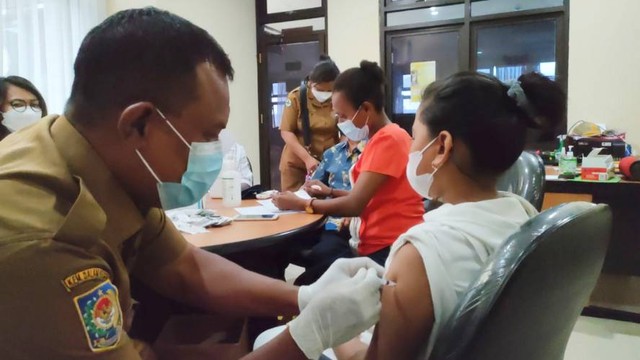 Layanan vaksinasi COVID-19 di Dinkes Papua. (BumiPapua.com/Katharina)