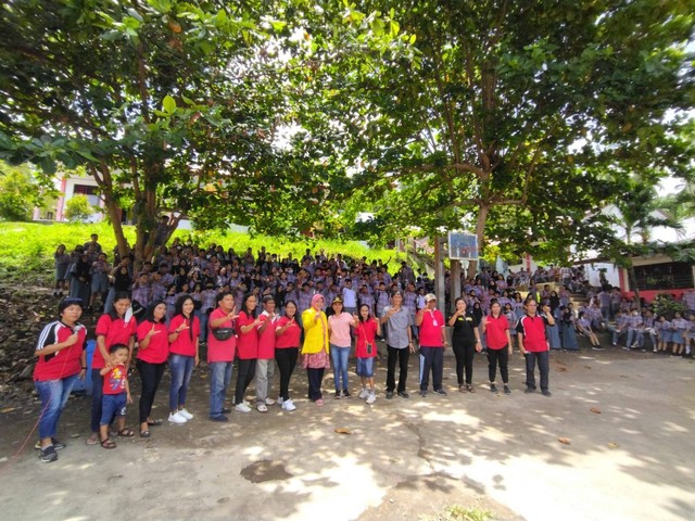 Foto Bersama tim FMIPA UI dengan guru-guru dan siswa SMAN 1 Likupang. Sumber: Dok. Pribadi