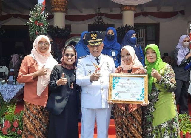 Perwakilan Kopsis SMKN 1 Turen bersama Bupati Malang Sanusi usai menerima piagam juara di Grahadi Surabaya. Foto / dok Humas SMKN 1 Turen. 