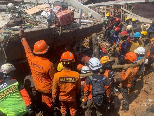Disaster Management Center (DMC) Dompet Dhuafa dan tim SAR gabungan berhasil temukan satu korban dari bencana tanah longsor di Gang Kepatihan Panaragan, Kecamatan Bogor Tengah, Kota Bogor, Jawa Barat pada Jumat siang (14/10/2022).