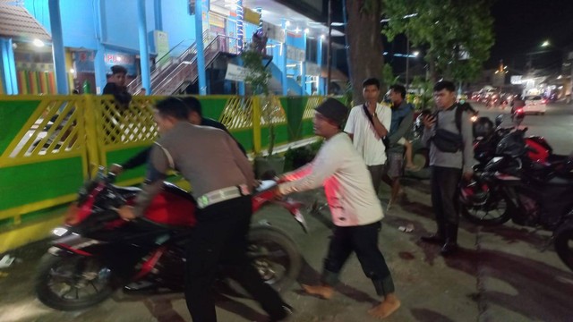 Motor sport  yang menabrak tukang becak diamankan petugas kepolisian. (Irsyam Faiz/PanturaPost.com)