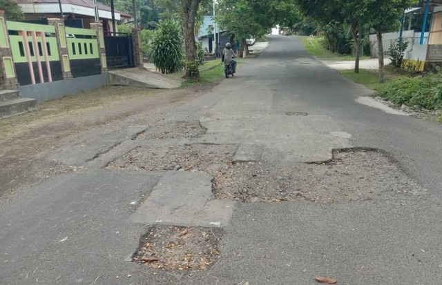 Kondisi jalan di Kelurahan Tuguwaji, Kelurahan Tomagoba, Kecamatan Tidore, Kota Tidore Kepulauan, Maluku Utara. Foto: Nurkholis Lamaau/cermat