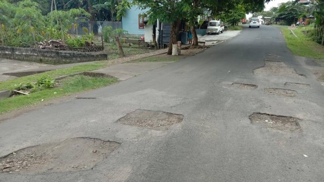 Kondisi Jalan Ahmad Malawat, Kelurahan Tomagoba, Kecamatan Tidore, Kota Tidore Kepulauan, Maluku Utara. Foto: Nurkholis Lamaau/cermat