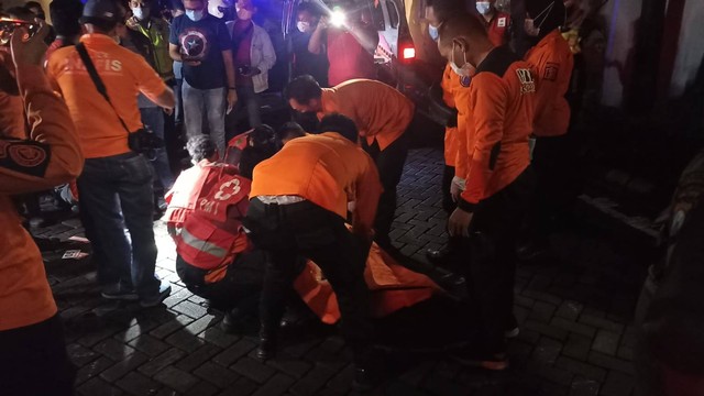 Jenazah wanita ditemukan di Mal Tunjungan Plaza Surabaya, Jumat (14/10/2022). Foto: Farusma Okta Verdian/kumparan