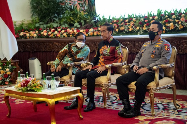 Presiden Joko Widodo (tengah) berbincang dengan Menko Polhukam Mahfud MD (kiri) dan Kapolri Jenderal Pol Listyo Sigit Prabowo sebelum menyampaikan pengarahan di Istana Negara, Jakarta, Jumat (14/10/2022). Foto: Sigid Kurniawan/ANTARA FOTO