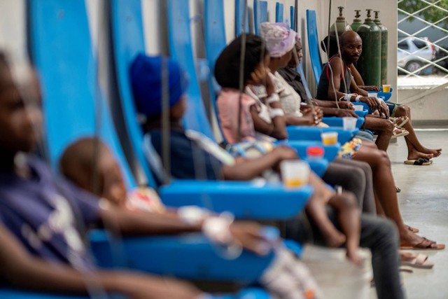 Pasien menerima perawatan kolera di Rumah Sakit Pusat Gheskio yang didukung oleh UNICEF di Port-au-Prince, Haiti, Jumat (14/10/2022). Foto: Ricardo Arduengo/REUTERS