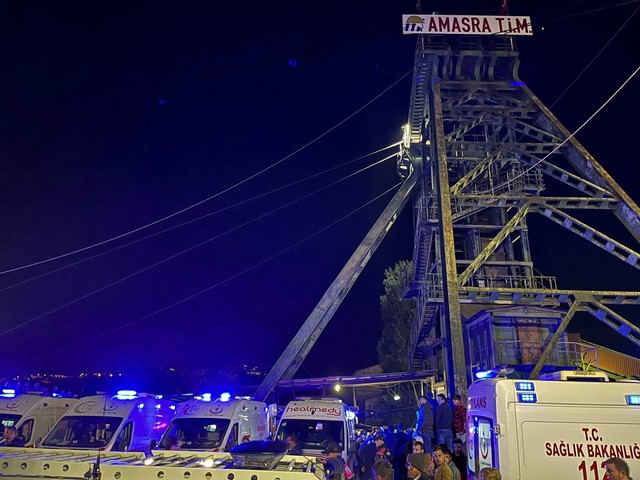 Ambulans terlihat di luar tambang batu bara setelah ledakan di Amasra di provinsi Bartin utara, Turki, Jumat (14/10/2022). Foto: Nilay Meryem Comlek/Depo Photos via REUTERS