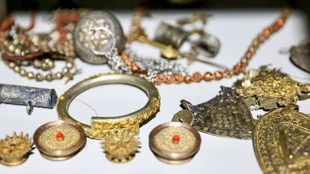 Koleksi perhiasan Aceh di Pedir Museum. Foto: Suparta/acehkini