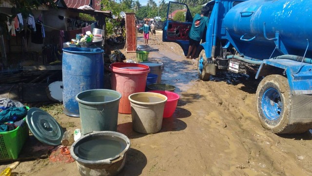 Warga terdampak banjir bandang di Kalukku kesulitan air bersih usai banjir bandang. Foto: Saharuddin Nasrun/SulbarKini