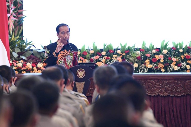 Presiden Joko Widodo menyampaikan sedikitnya lima arahan kepada jajaran Polri, mulai dari para pejabat utama Mabes Polri, kapolda, hingga kapolres seluruh Tanah Air di Istana Negara, Jakarta, Jumat (14/10/2022). Foto: Dok. Lukas-Biro Pers Sekretariat Presiden