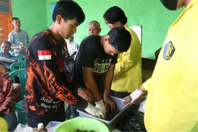 Proses Pembuatan Suplemen Ternak oleh Warga. Sumber: Dok. Pribadi