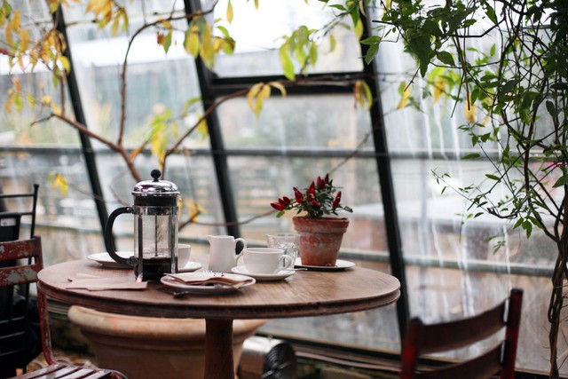 Ilustrasi Cafe di Lembang View Bagus. Foto: Unsplash/Kris Atomic.