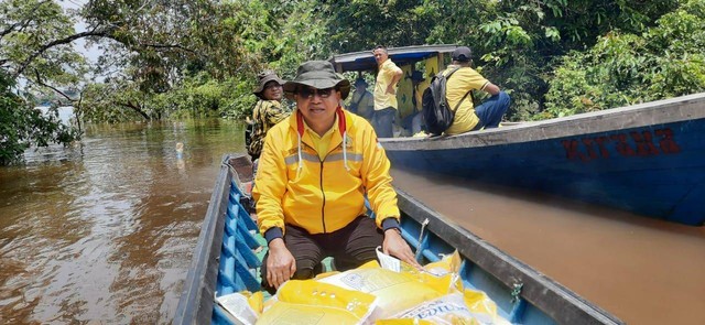 Distribusi bantuan sembako untuk korban banjir Sintang menggunakan longboat. Foto: Yusrizal/Hi!Pontianak