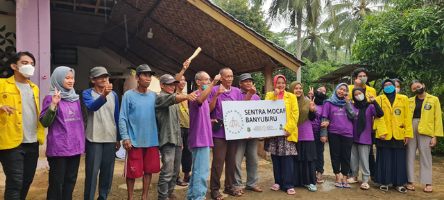 Foto bersama petani singkong dan tim Pengmas FMIPA UI. Sumber: Dok. Pribadi