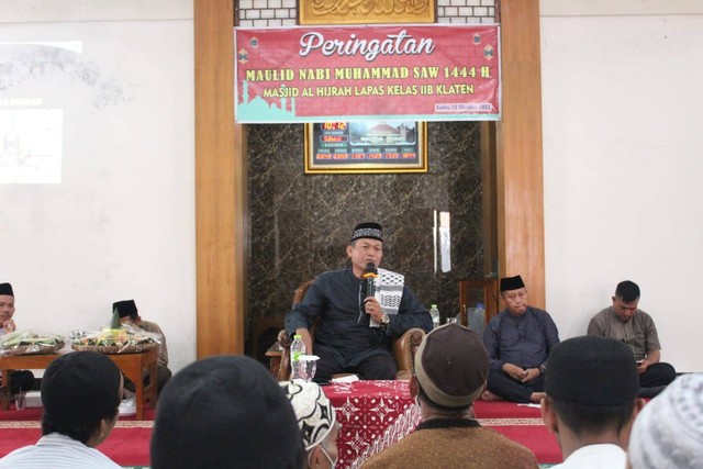 Ustad Tri Harni Sugondo memberikan ceramah (Dok. Humas Lapas Klaten)