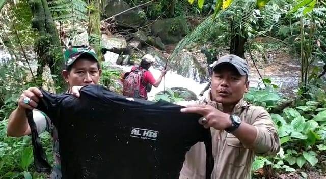  Petugas gabungan menemukan baju yang diduga milik satu dari empat korban hanyut dari rombongan siswa SMP IT Al Hikmah Depok di Curug Kembar pada Sabtu (15/10).  Foto: Dok. Istimewa