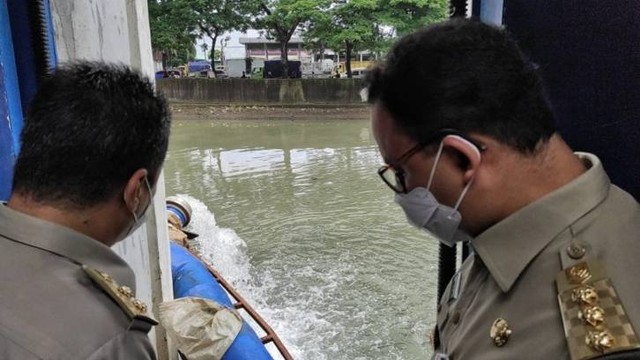 Anies meninjau penanganan banjir. Foto: Pemprov DKI Jakarta