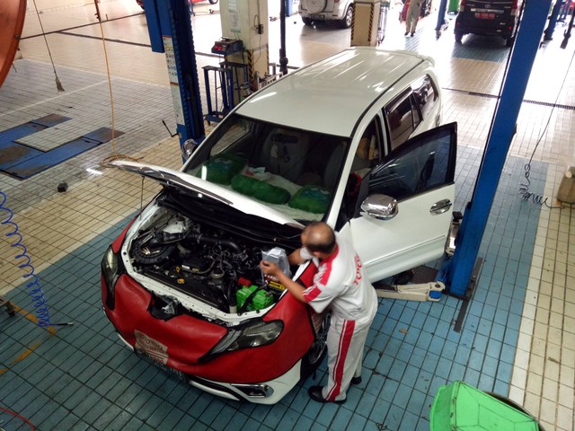 Perbaikan Mobil di Bengkel Auto2000 Cabang Krida Cilandak. Foto: Rizki Fajar Novanto/kumparan