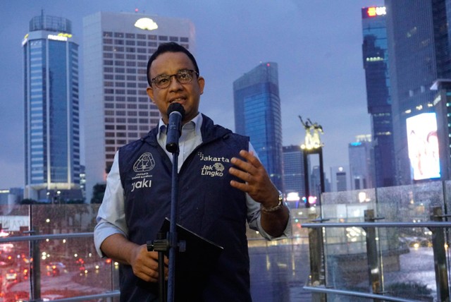 Gubernur DKI Jakarta Anies Baswedan meresmikan peluncuran Halte TransJakarta Bundaran HI, Jakarta Pusat, Sabtu (15/10/2022). Foto: Jamal Ramadhan/kumparan