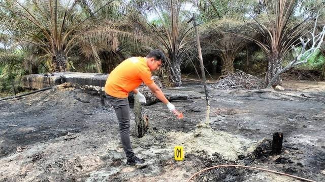 Polisi saat melakukan olah TKP sumur minyak ilegal yang terbakar di Seuneubok Lapang, Peureulak Timur, Kabupaten Aceh Timur, Kamis (13/10). Foto: Dok. Polres Aceh Timur