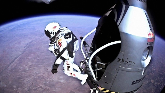 Pilot Felix Baumgartner dari Austria melompat keluar dari kapsul selama penerbangan berawak terakhir untuk Red Bull Stratos di Roswell, New Mexico, AS pada 14 Oktober 2012. Foto: Red Bull Stratos / Red Bull Content Pool