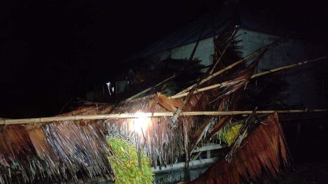 Kondisi rumah warga Desa Tokilo, Poso alami kerusakan setelah diterjang angin Puting Beliung, Sabtu (15/10) malam. Foto: Istimewa