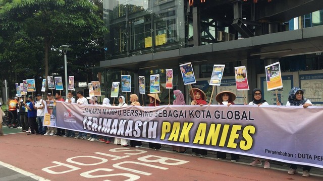 Warga ucapkan terima kasih kepada Gubernur DKI Jakarta Anies Baswedan di hari terakhir menjabat, di Jembatan Pinisi, Jakarta, Minggu (16/10/2022). Foto: Ainun Nabila/kumparan