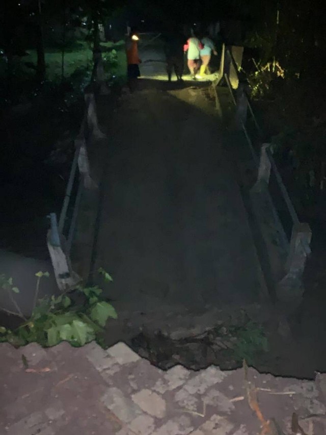 Kondisi jembatan penghubung di Dusun Ketangi, Desa Jumok, Kecamatan Ngraho, Kabupaten Bojonegoro, yang putus akibat diterjang banjir. (foto: dok istimewa)