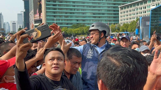 Anies Baswedan berfoto dengan warga di Bundaran HI, Minggu (16/10/2022). Foto: Jonathan Devin/kumparan