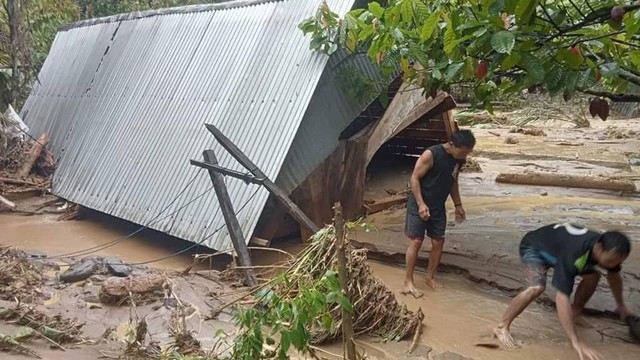 Banjir menerjang wilayah Kecamatan Tapango, Kabupaten Polewali Mandar, Sulawesi Barat. Foto: Dok. Istimewa