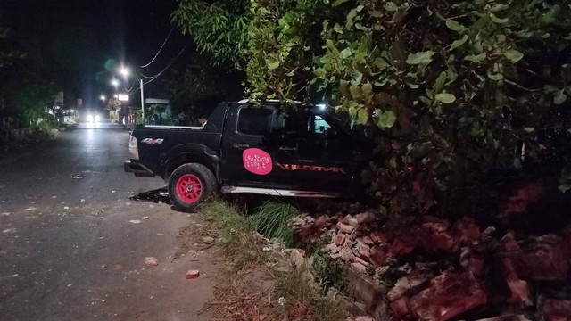 Mobil Berstiker Lengkung Langit Tabrak Pohon dan Tembok Pembatas di Bandar Lampung. | Foto: Sinta Yuliana/Lampung Geh