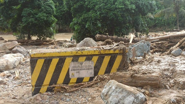 Kondisi Dusun Batang Barana di Kecamatan Kalukku, Kabupaten Mamuju, usai diterjang banjir dan tanah longsor. Foto: Dok. Istimewa