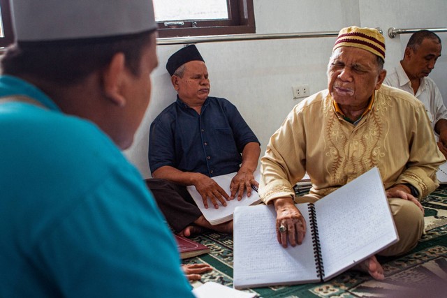 Ilustrasi muslim tunanetra membaca Alquran dalam huruf braille. Foto: MUHAMMAD ZULFAN DALIMUNTHE/AFP.