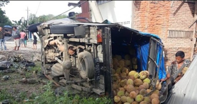 Mobil Pikap pembawa durian tabrak tiang listrik di Paluta. Foto: Dok. Polres Tapsel