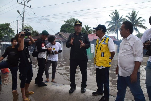 Ketua Komisi V Lasarus bersama Kementerian PUPR meninjau geobag di Kelurahan Ladang, Kecamatan Sintang.(Foto: Anwar-Prokopim Sintang)