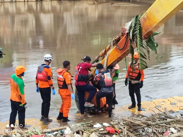 Penemuan mayat mahasiswi IPB yang hanyut terseret banjir di Tambora, Jakarta Barat. Foto: Dok. Istimewa