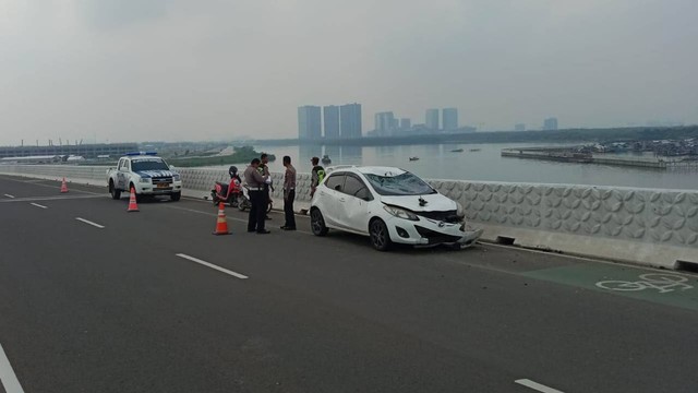 Mobil tabrak rombongan pesepeda di Jembatan Baruyungan, PIK 2, Tangerang, Minggu (16/10). Foto: Dok. Istimewa