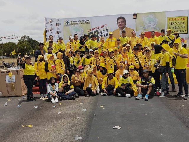 Panitia HUT Partai Golkar ke-58 Kabupaten Sintang foto bersama dengan Ketua DPD Golkar Sintang, Usmandy.(Foto: Yusrizal/Hi! Pontianak)