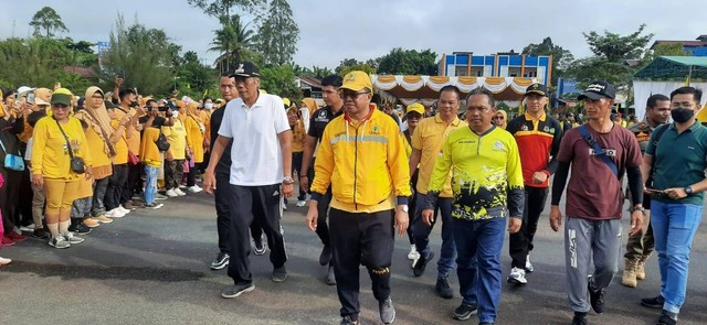 Ketua DPD Partai Golkar Sintang, Usmandy bersama Bupati dan Wakil Bupati ketika hendak melepas peserta jalan sehat. (Foto: Yusrizal/Hi! Pontianak)