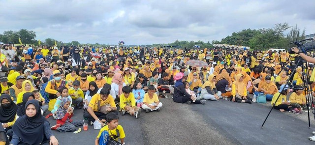 Ribuan masyarakat menunggu pengundian doorprize HUT ke 58 Partai Golkar Kabupaten Sintang.(Foto: Yusrizal/Hi! Pontianak)