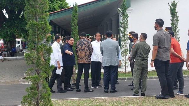 Presiden Joko Widodo (Jokowi) mudik ke Kota Solo, Jawa Tengah. Jokowi berkunjung ke Puro Mangkunegaran bertemu Gusti Mangkunegoro X atau Bhre Cakrahutomo Wira Sudjiwo, Minggu (16/10/2022). Foto: Dok. Istimewa
