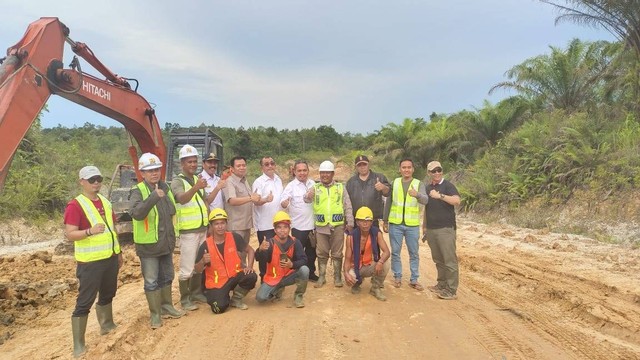 Ketua Komisi V DPR RI Lasarus ketika meninjau jalan paralel perbatasan.(Foto: Anwar Prokopim)