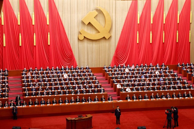 Presiden China Xi Jinping menghadiri upacara pembukaan Kongres Nasional ke-20 Partai Komunis China, di Aula Besar Rakyat di Beijing, China, Minggu (16/10/2022). Foto: Thomas Peter/REUTERS