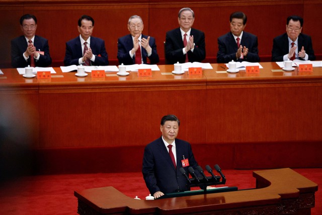 Presiden China Xi Jinping menghadiri upacara pembukaan Kongres Nasional ke-20 Partai Komunis China, di Aula Besar Rakyat di Beijing, China, Minggu (16/10/2022). Foto: Thomas Peter/REUTERS