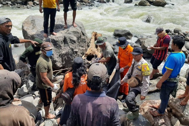 Korban tanah longsor di Loka, Rumbia, Kabupaten Jeneponto, Sulsel, bernama Sangkala (56), ditemukan. Foto: Dok. Istimewa