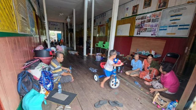 Korban kebakaran Pasar Dolog Agats di Kabupaten Asmat yang menempati 2 lokasi pengungsian. (Bumipapua.com/Abdel Syah)
